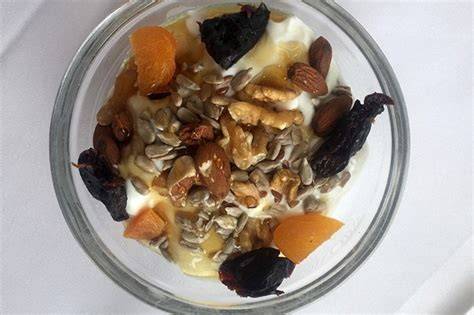 Schema: Kombination von Trockenfrüchten mit Nüssen und Joghurt für stabilen Blutzucker