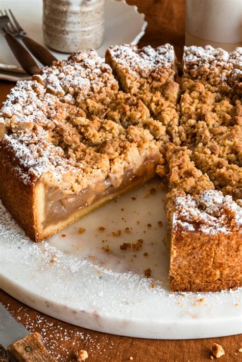 Schema: Querschnitt eines Apfelkuchens mit Mürbeteigboden und Ahornsirup-Pudding-Schicht