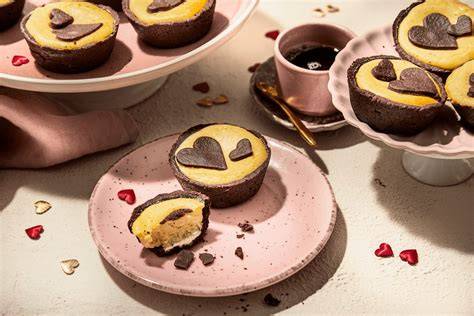 Schema: Querschnitt eines Muffins mit Cheesecake-Herz und Crumble