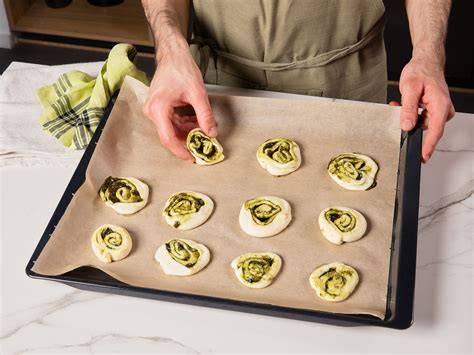 Schema: Rosettenkuchen - Teig ausrollen, füllen, aufrollen, schneiden, backen