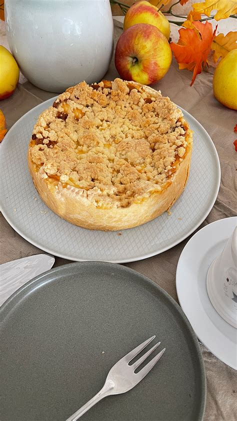 Schema: Schichten des Apfel-Käsekuchens - Mürbeteig, Quarkcreme, Apfel, Streusel