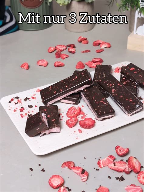 Schema: Schichten mit Kakao, Schoko-Tröpfchen und gefriergetrockneten Erdbeeren