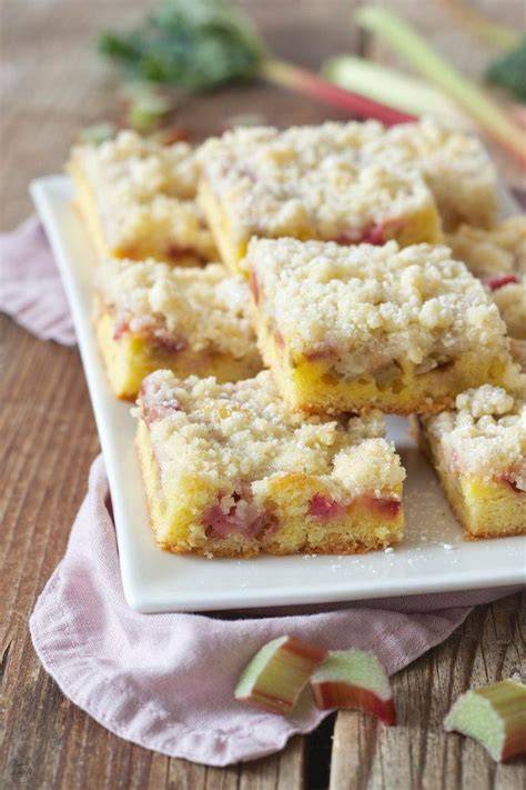 Schema: Schichtenaufbau Rührteig - Rhabarber - Streusel