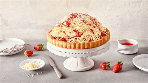Schema: Schichtenaufbau der Spaghetti-Torte - Boden, Erdbeeren, Creme-Spaghetti, Soße, „Parmesan“