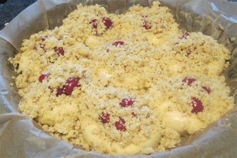 Schema: Schichtung aus Mürbeteig, Marzipan, Kirschfüllung und Streuseln