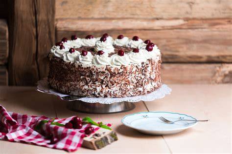 Schema: Schichtung der Schwarzwälder Kirschtorte (Biskuit, Kirschen, Sahne)