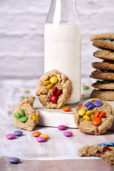 Schema: Smarties nach dem Backen auf die noch warmen Kekse drücken