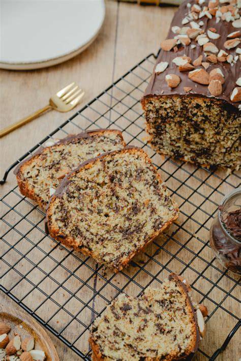 Schema: Stäbchenprobe und Längsschnitt-Trick beim Tiroler Nusskuchen