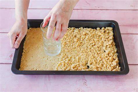 Schema: Streuselkuchen-Aufbau - Boden, Quarkschicht, Streusel