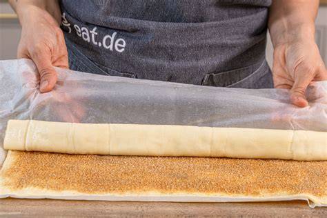 Schema: Teigrolle schneiden - backen - mit Goldstaub bepudern