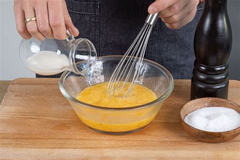 Schema: Temperaturangleichung - heiße Milch in Eier rühren