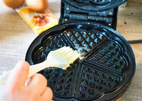 Schema: Waffeleisen einfetten, Teigmenge, Backzeit, Abheben ohne Reißen