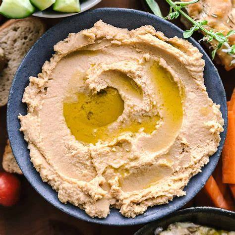 Schematische Übersicht: Zuckerarme Basics (Hummus, Cashew-Creme, Nomato-Sauce, Flohsamen-Brot)