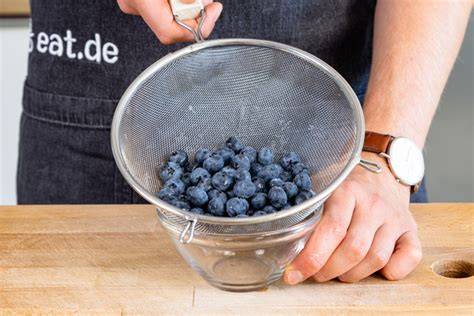Schematische Darstellung: Dosenobst abtropfen lassen, Saft auffangen, damit den Guss kochen