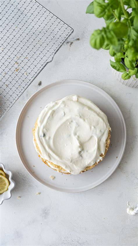 Schematische Darstellung: Schichten der No-Bake Basilikum Creme Torte