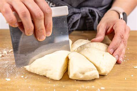 Schematische Darstellung: Teig teilen, Füllen, Schichten, Formen von Croissants