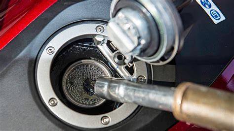 Schematische Darstellung: Zucker und Benzin im Tank, nicht mischbar