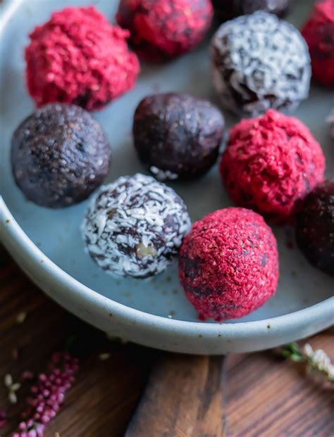 Schematische Nährwertgrafik: Datteln, Nüsse, rohes Kakaopulver, Kokosraspeln in Energy Balls