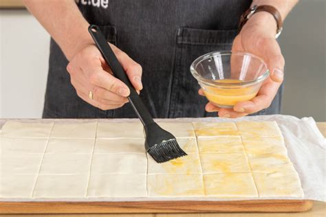 Schemazeichnung: Verschiedene Faltechniken für Blätterteig-Quadrate