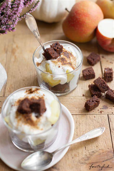 Schicht-Dessert mit Apfel und Birne in Gläsern