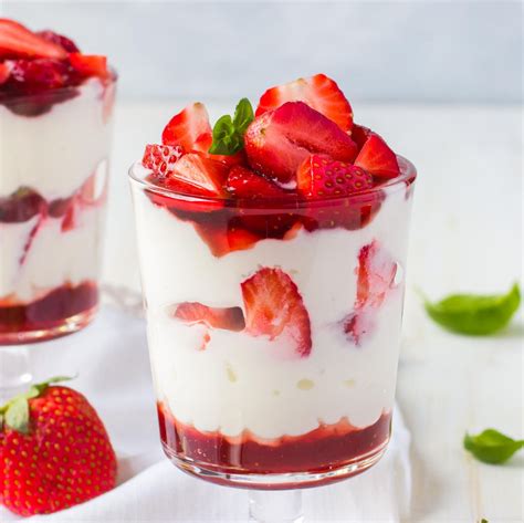Schicht-Dessert mit Mascarpone, Löffelbiskuit und Erdbeeren in einer Glasform