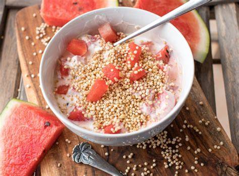 Schicht-Eis mit Wassermelone, Joghurt und Schokodrops