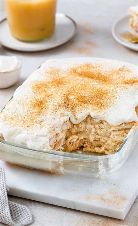 Schicht-Tiramisu mit Mascarponecreme und Löffelbiskuit in einer Glasform