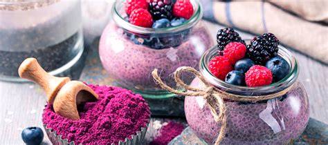 Schicht-Weckglas mit Chia-Pudding und Heidelbeermarmelade
