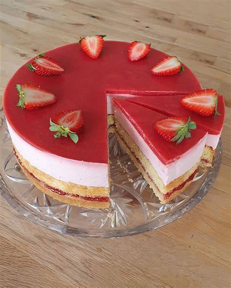 Schichtaufbau: Biskuit, Joghurtcreme, Erdbeeren, Eierlikörcreme