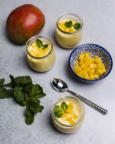 Schichtaufbau: Biskuit, Mangocreme, Joghurtgelee, Mangospiegel