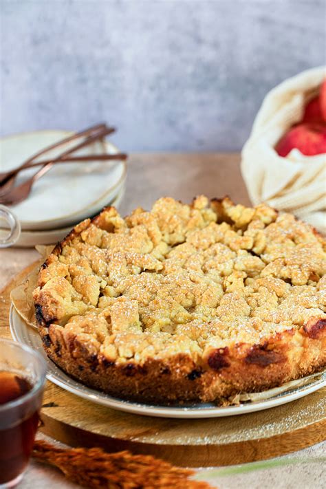 Schichtaufbau: Boden, Äpfel, Marzipanpudding, Streusel
