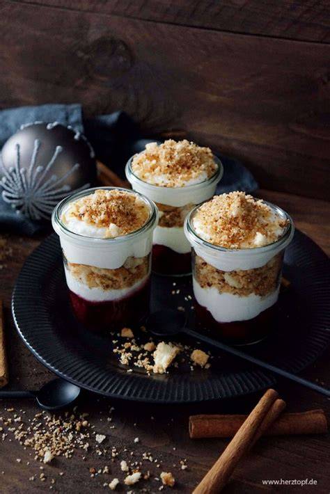 Schichtaufbau: Glas mit Löffelbiskuits, Creme und Kakaopulver