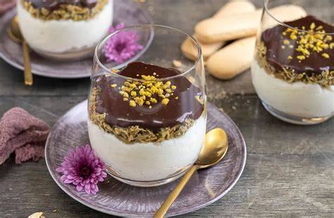 Schichtaufbau: Löffelbiskuit, Mascarpone-Pistaziencreme, Kadayif, Schokolade