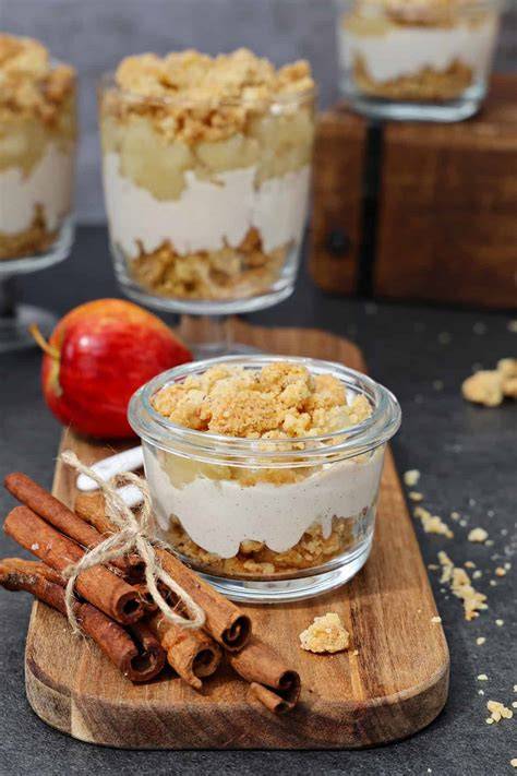 Schichtaufbau: Streusel, Apfelkompott und Streusel - ideal fürs Glas