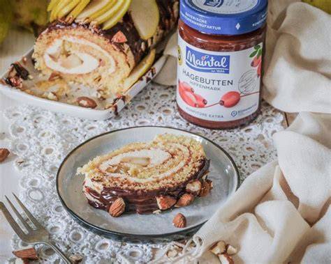 Schichtaufbau: heller/dunkler Biskuit, Konfitüre, Karamell-Mascarpone, Aprikosen-Gelee
