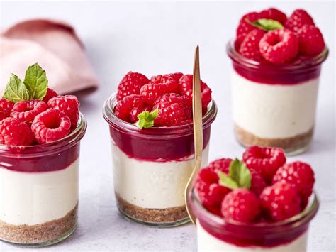 Schichtaufbau Cheesecake im Glas (Keksboden, Creme, Himbeerspiegel)
