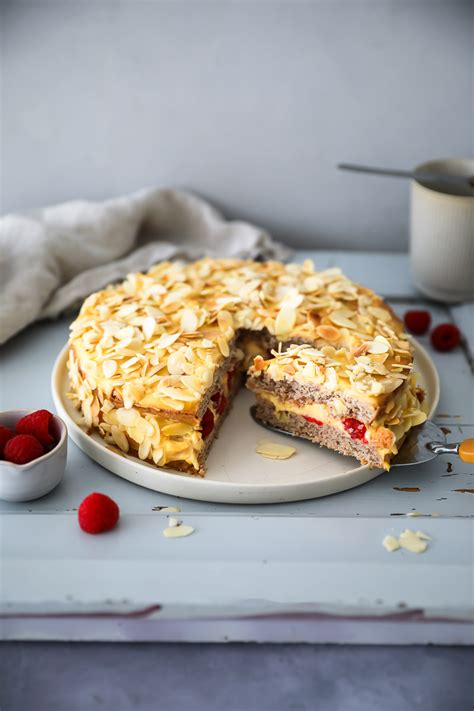 Schichtaufbau Mandeltorte mit Himbeeren und Puddingfüllung