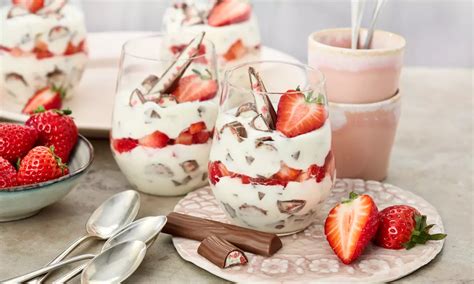 Schichtaufbau Yogurette Dessert: Biskuit, Creme, Erdbeeren, Schokolade