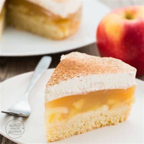 Schichtaufbau der Apfel Kirsch Torte mit Mürbeteig, Apfel-Kirsch-Puddingfüllung und Sahne