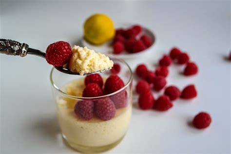 Schichtaufbau der Zitronencreme mit frischen Himbeeren