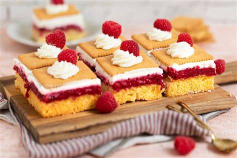 Schichtaufbau des Blechkuchens: Schokoboden, Himbeercreme, Himbeerspiegel