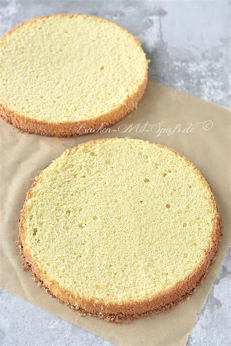 Schichtaufbau einer Puddingtorte mit Biskuit
