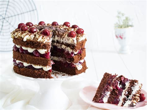 Schichtaufbau einer Schwarzwälder Kirschtorte (Naked Cake Style)