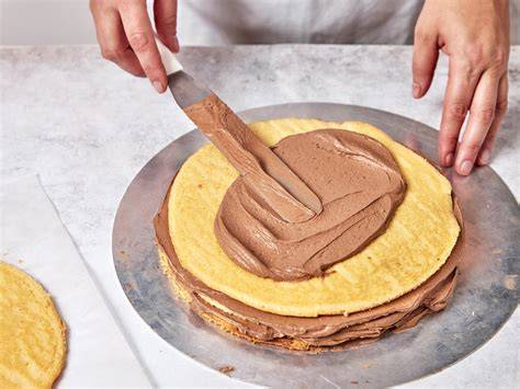 Schichtaufbau einer Torte, Buttercreme auf Böden