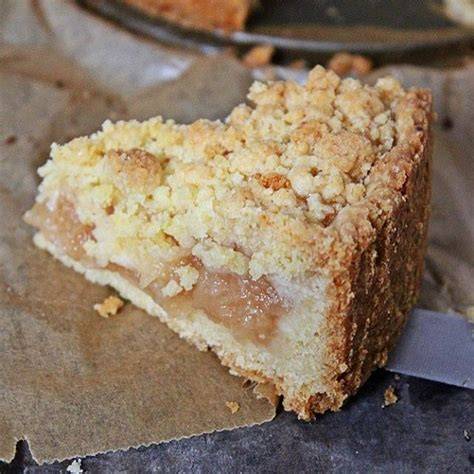 Schichtaufbau eines Apfel-Quark-Streusel-Kuchens, Schnitt durch den Kuchen