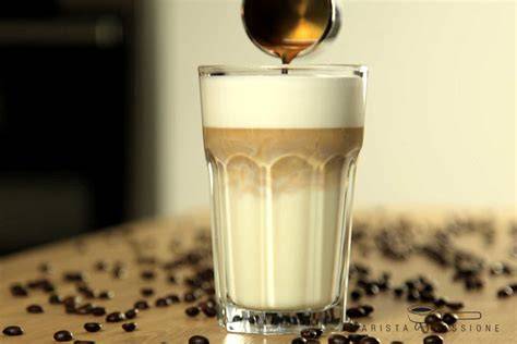 Schichtaufbau eines Latte Macchiato (Milch, Espresso, Schaum, Karamell)