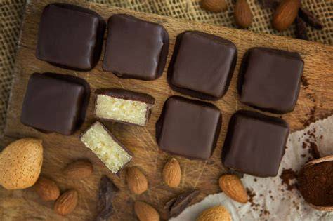 Schichtaufbau eines traditionellen Dominosteins (Lebkuchen, Gelee, Marzipan, Schokolade)