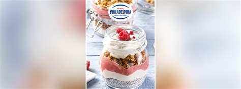 Schichtaufbau im Glas: Granola, Creme, Fruchtpüree, Creme