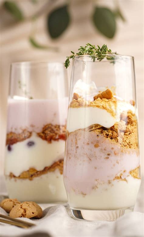 Schichtaufbau im Glas - Amarettini, Beeren, Quarkcreme