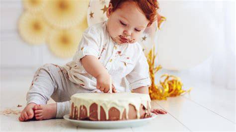 Schichtaufbau und Dekoration der Babytorte